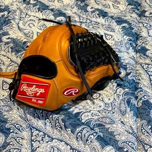 NWOT Heart of the hide right hand throw